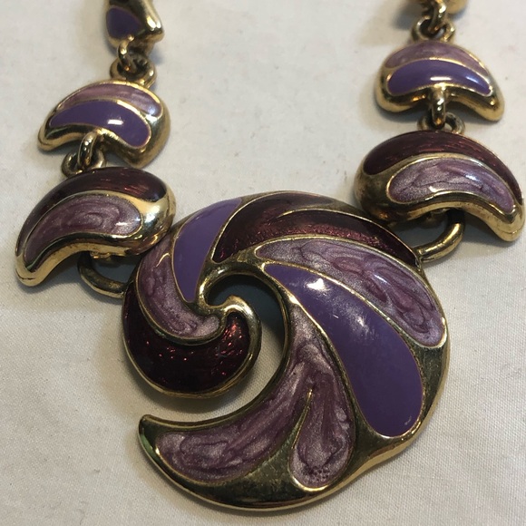Vintage Costume Gold toned Jewellery, Purple accents , with matching earrings - Picture 5 of 11